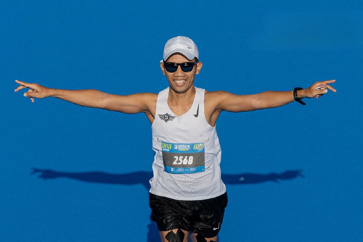 A riunner holding his arms on his side for ADNOC Abu Dhabi Marathon