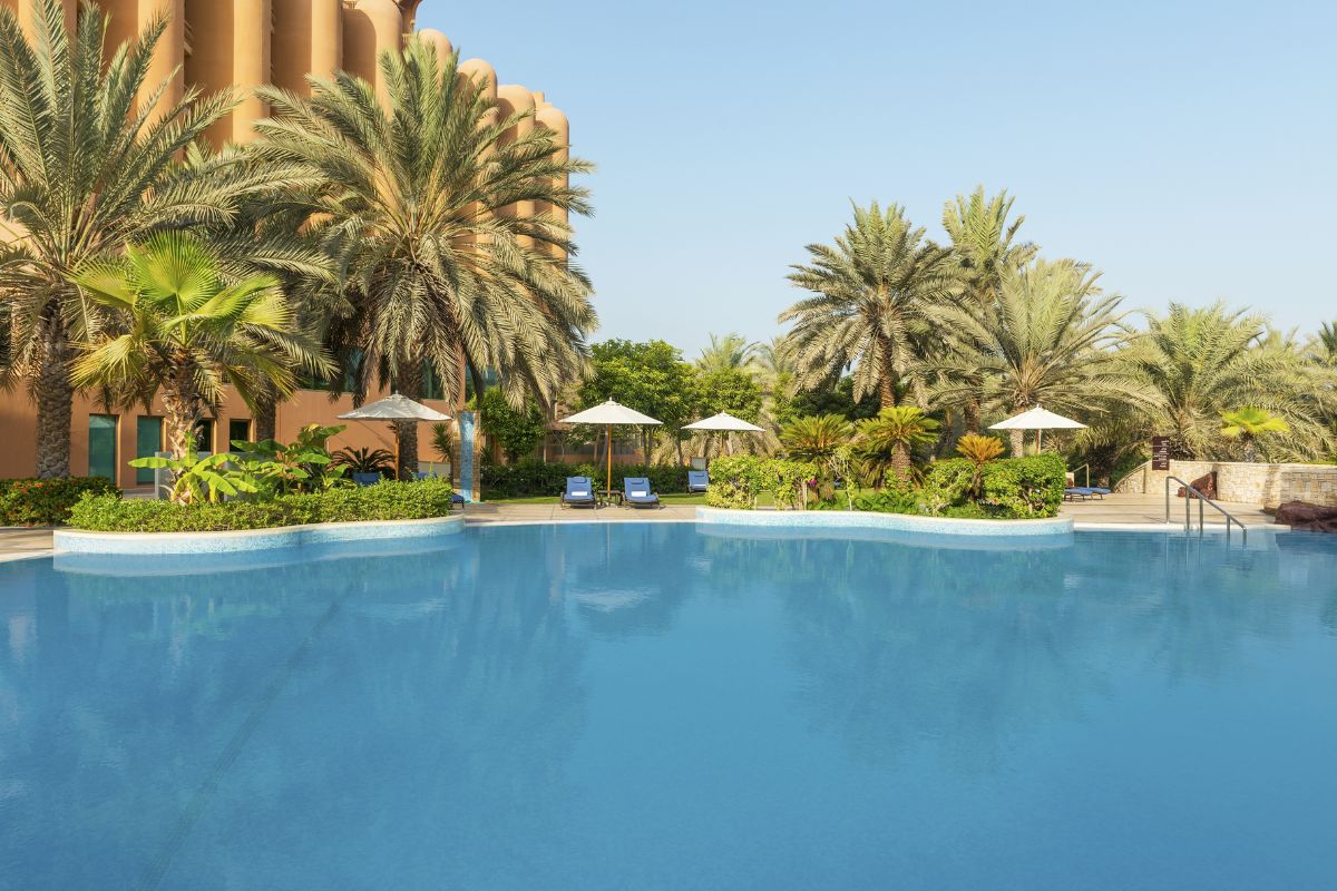 Sheraton Abu Dhabi Hotel and Resort pool, best pool day pass offers abu dhabi, swimming pools in Abu Dhabi