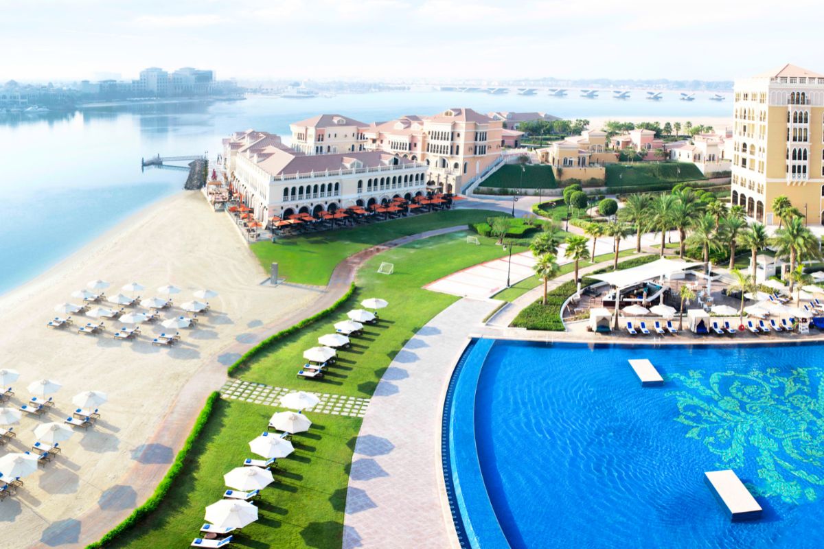 ritz carlton, ritz-carlton abu dhabi grand canal, ritz-carlton abu dhabi, ritz-carlton festive, ritz-carlton christmas, christmas in abu dhabi, abu dhabi festive season, abu dhabi festive season 2023, christmas season, christmas in abu dhabi, christmas winter in abu dhabi