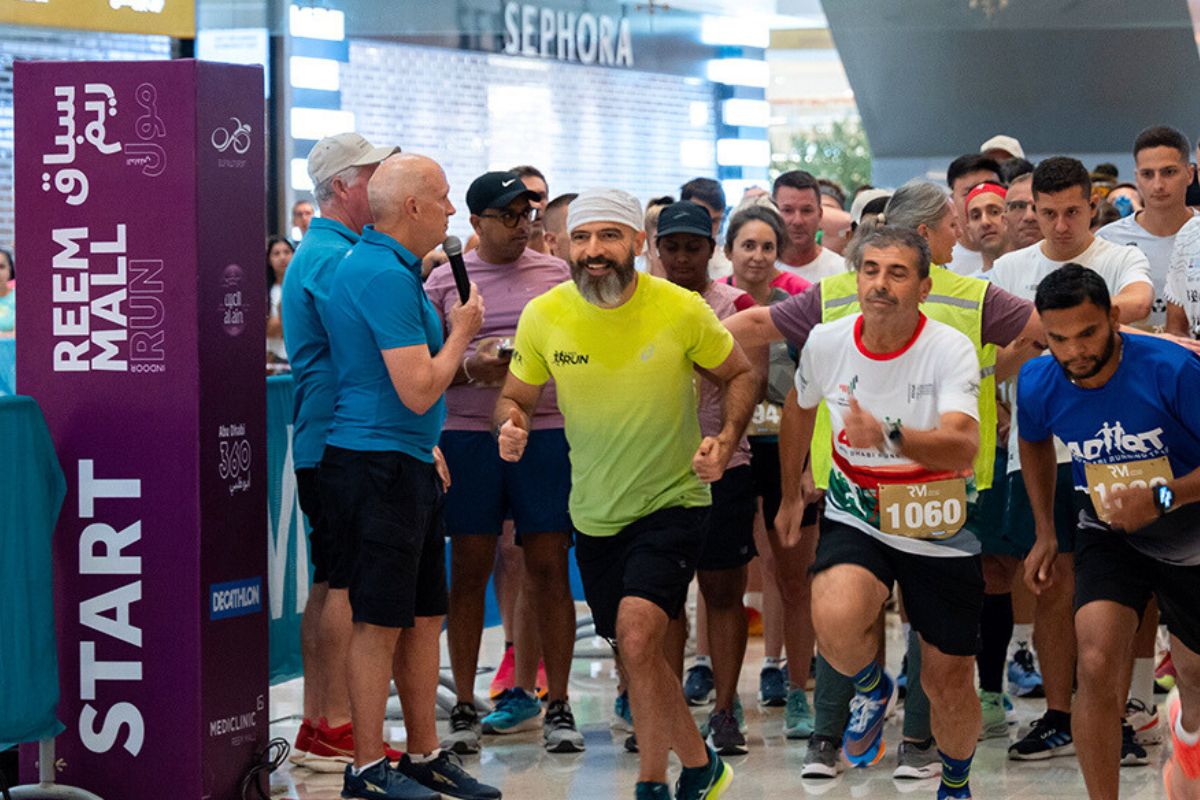 People running at the start line in Reem Mall for things to do this weekend in Abu Dhabi