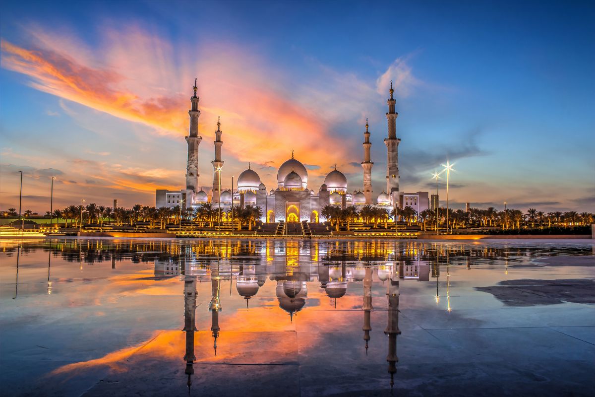 The full view of Sheikh Zayed Grand Mosque one of the most beautiful places in Abu Dhabi