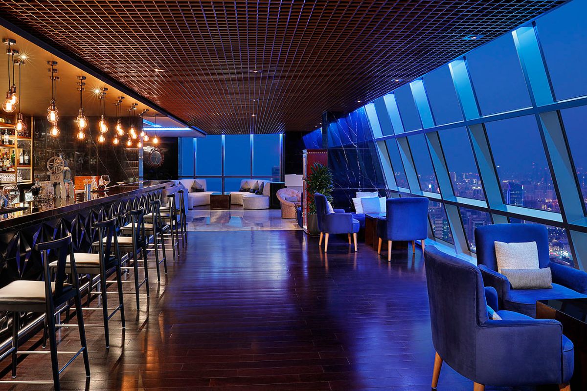 Ray's Bar at Conrad Abu Dhabi Etihad Tower interior view for the best happy hours and sundowners 2024