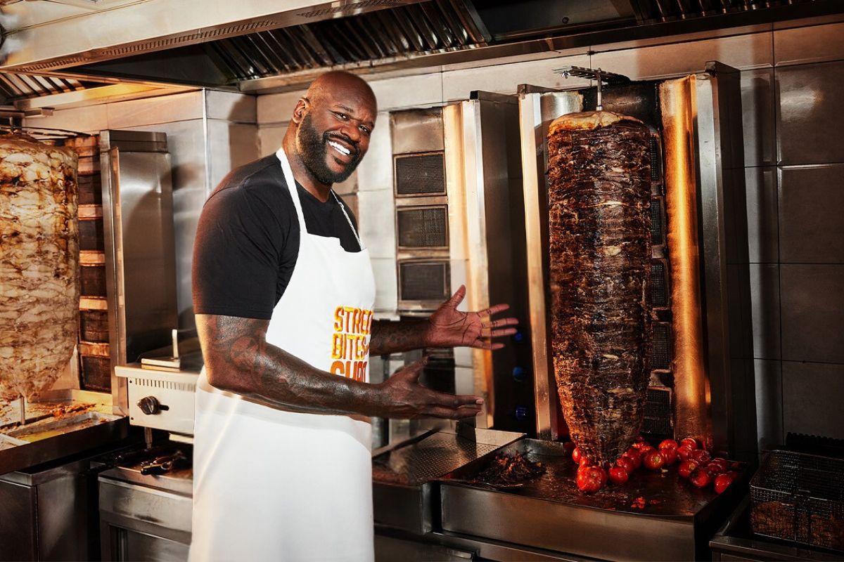 Shaquille O'Neal in Abu Dhabi making shawarma