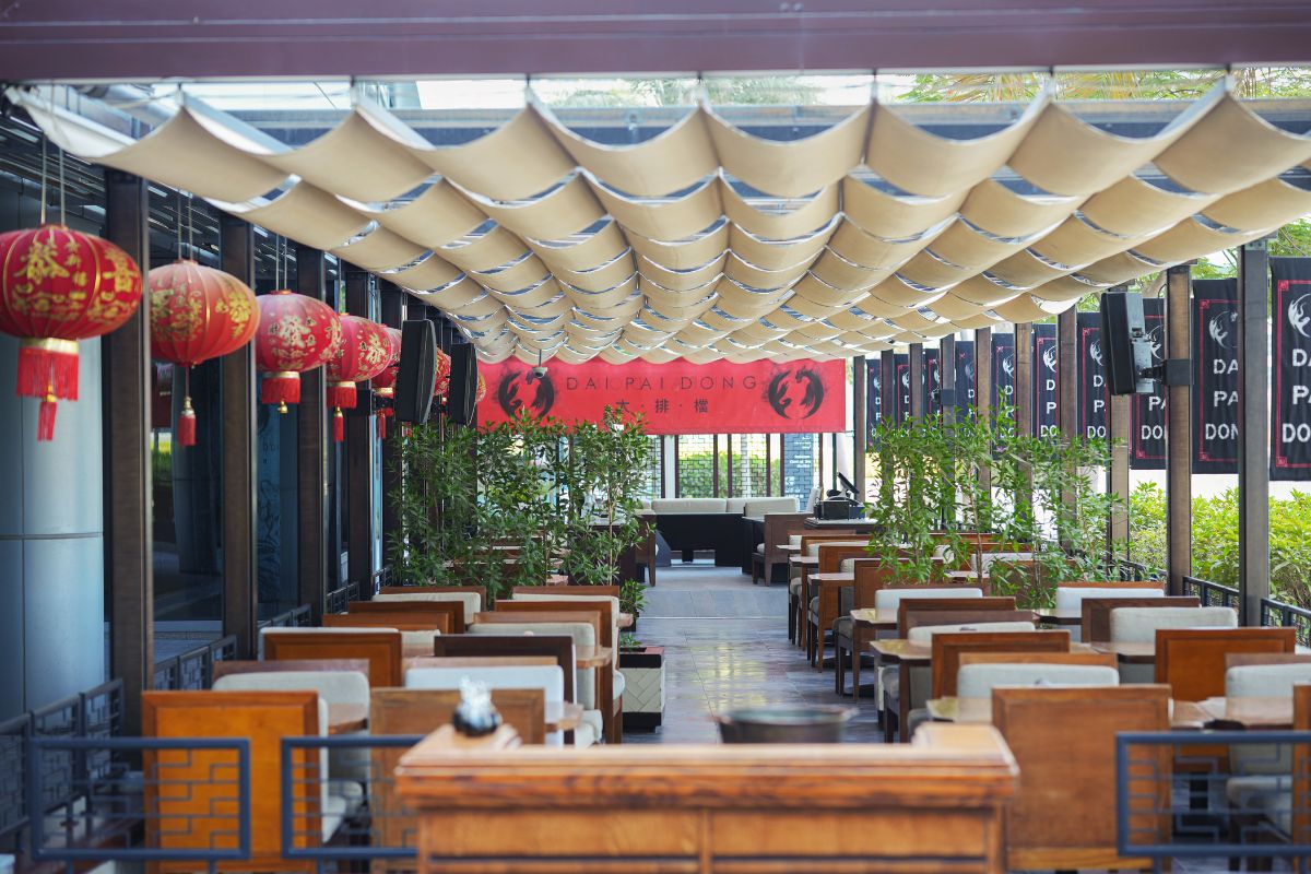 Dai Pai Dong exterior view, terrace seating