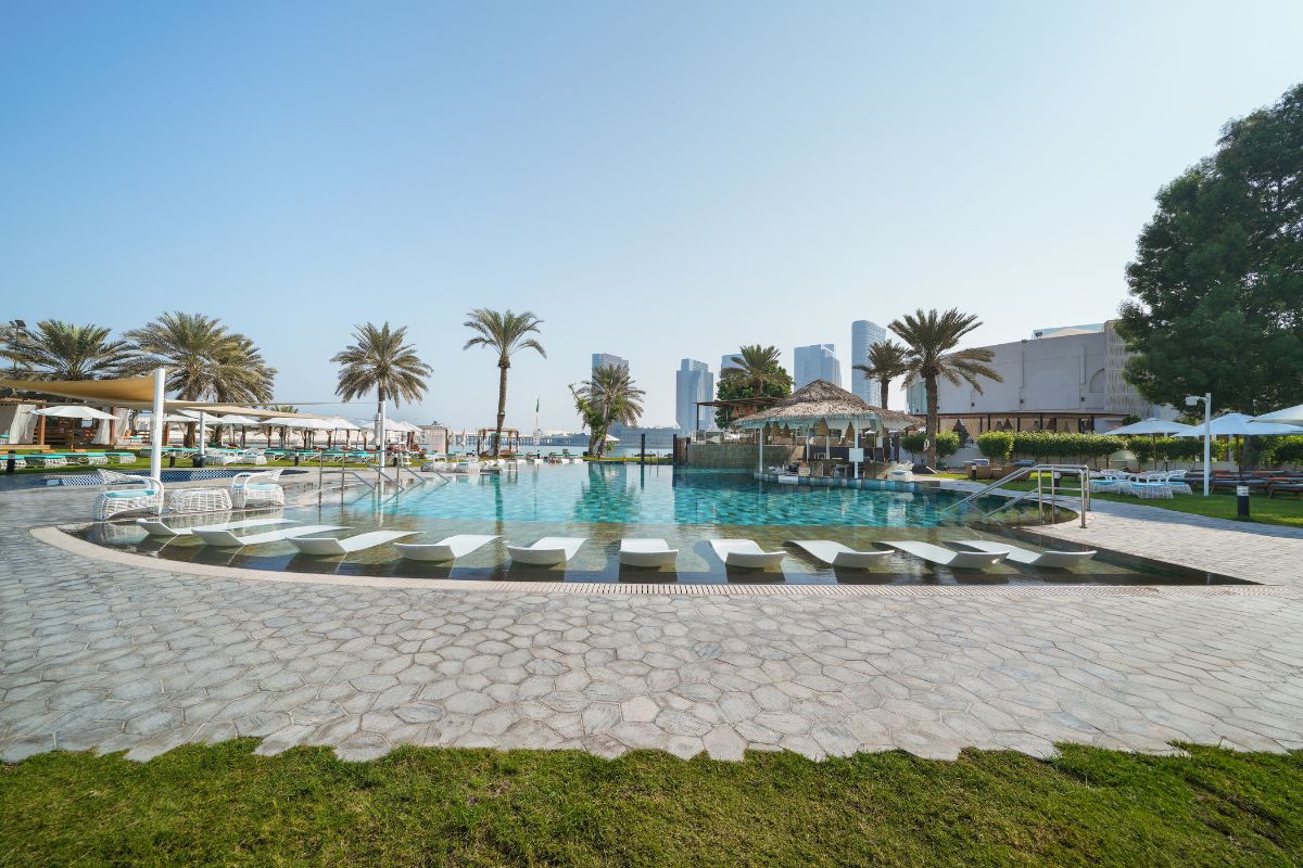 Le Meridien Abu Dhabi pool