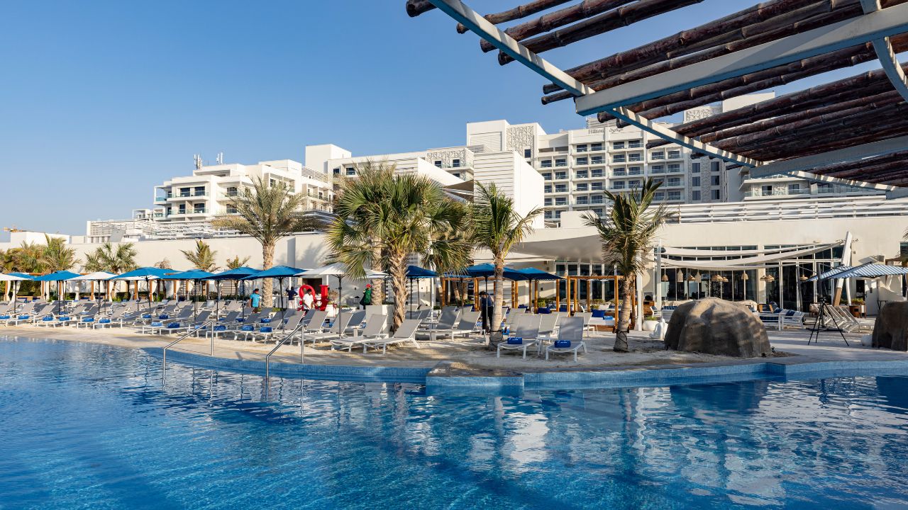 Cafe del mar abu dhabi ladies pool