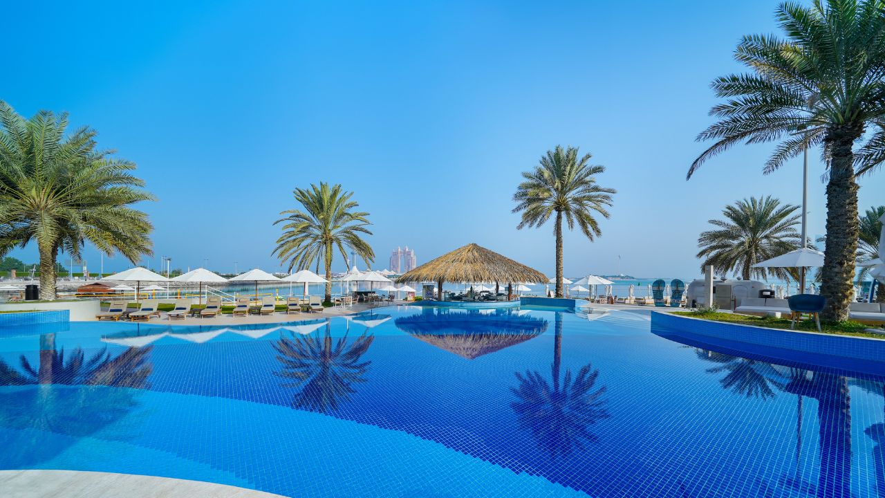 radisson blu corniche abu dhabi pool