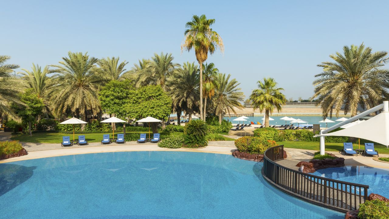 sheraton abu dhabi pool