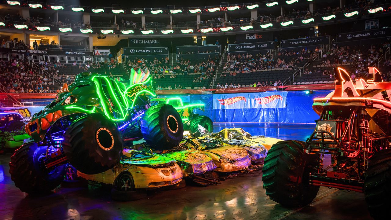 Hot Wheels Monster Trucks glow n fire
