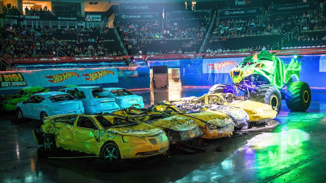 Hot Wheels Monster Trucks glow n fire