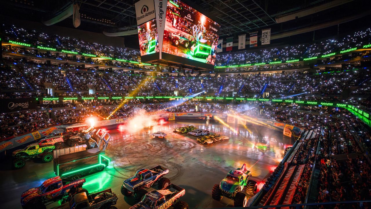 Hot Wheels Monster Trucks glow n fire