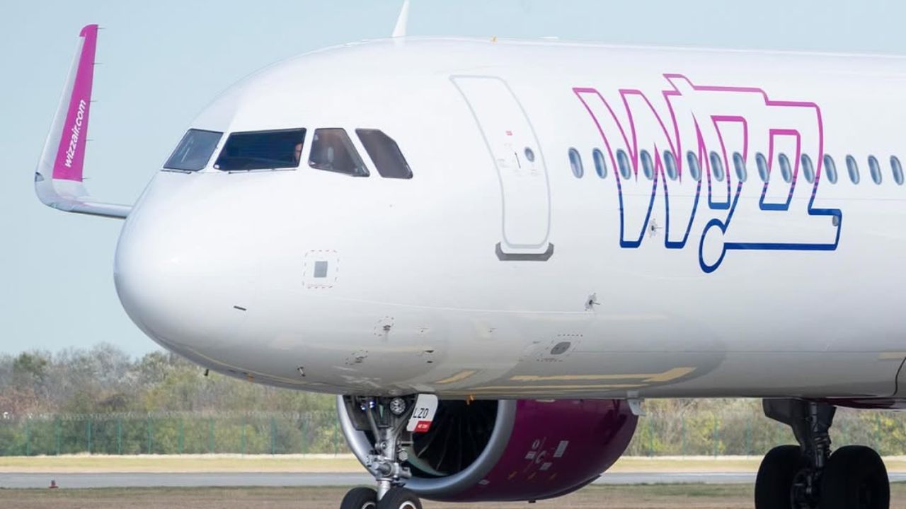 wizz air airplane