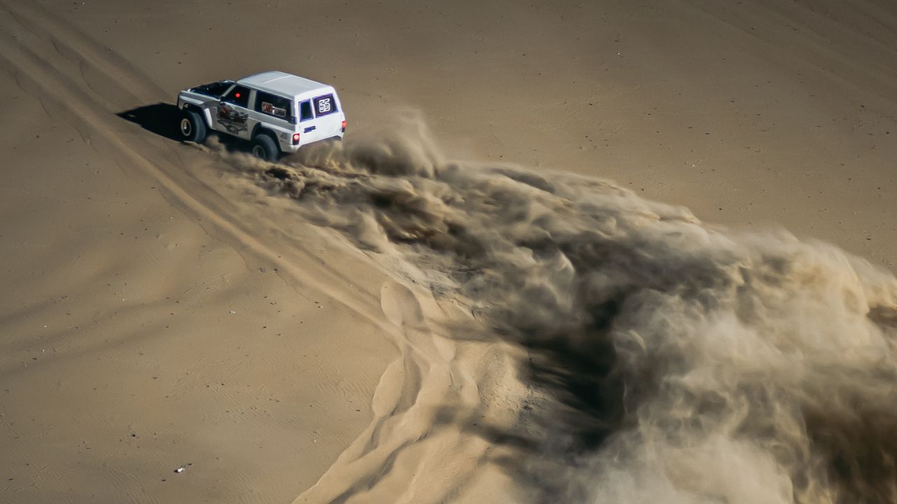 liwa festival car in sand