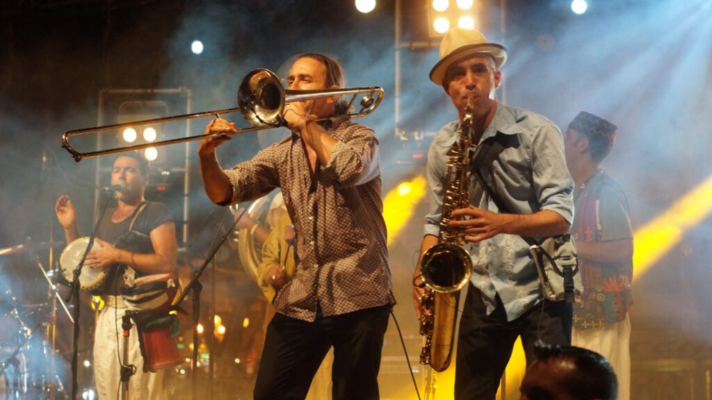 Fanfarai - band playing trombone and saxophone